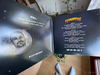 Vinyl YZOMANDIAS podepsaný - 2