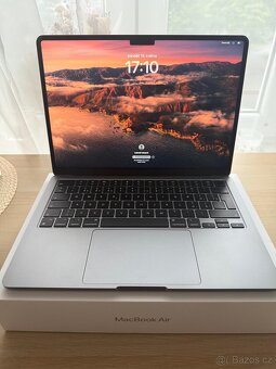 MacBook Air 13,6" (2022) M2, 8GB RAM, 512GB + příslušenství - 2