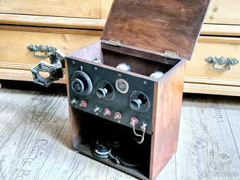Staré rádio včetně sluchátek, Francie, rok 1923 - 2