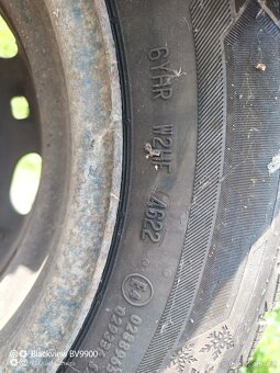 Zimní pneu Barum 175/70 R14 na disku Fabia 5x100. - 2