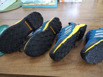Trekové tenisky Adidas pro dvojčata ve vel.37 a 38 - 2