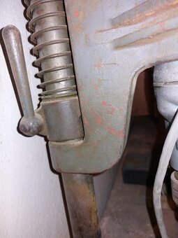 Stará kovová vrtačka na stojanu - 2