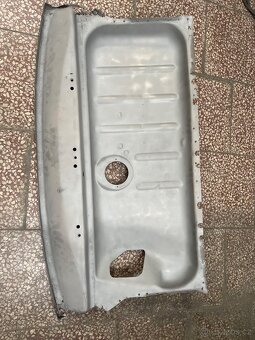 Podlaha předního kufru Škoda 110R - 2