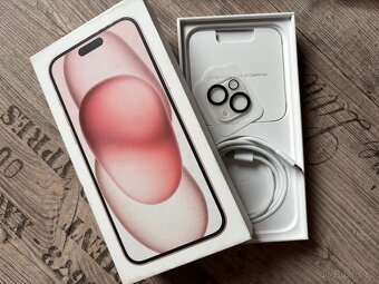 Apple iPhone 15 Plus 128GB v barvě pastelové pink - 2