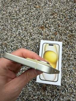 IPhone 15 - baterie 100% - 2