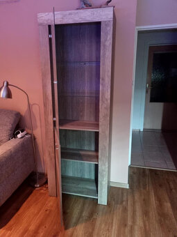 Prosklená skřín dub sonoma - 2