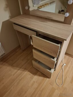 Kosmetický stůl - 2