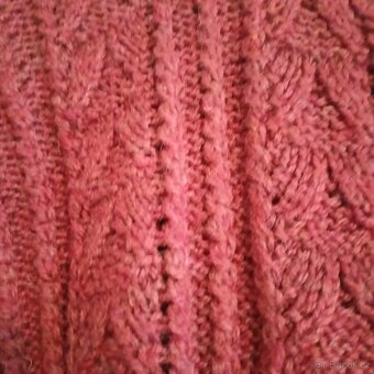 Ručně pletený svetr s vlnou. - 2