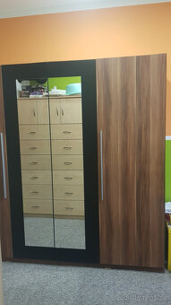 Skříň se zrcadlem - 2