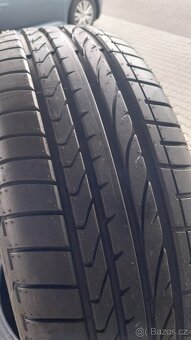 Prodám 2 x letní pneu Bridgestone 235/55/19 - málo jeté. - 2