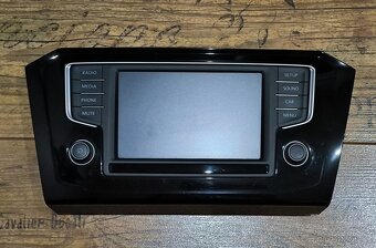 VW Passat B8, display s řídící jednotkou - 2