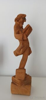 Dřevěná socha Knihomol - 2