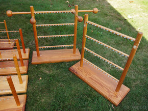 Dřevěné stojany na náušnice a vitríny - 2