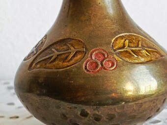 MOSAZNÁ VÁZA S TEPANÝM VZOREM - INDIE - 18 CM - 2