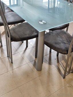 Jídelní stůl a 6 židlí - 2