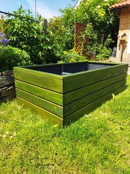 Vyvýšený záhon z modřínu. - 2