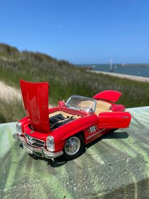Model auta Mercedes-Benz SL300 1:18 Bburago - 2