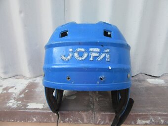 Nabízím starou hokejovou helmu JOFA. Má škrábance. Původní - 2