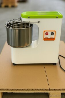 PROFESIONÁLNÍ HNĚTAČ TĚSTA (Spirálový míchač) - 2