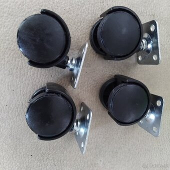 Prodám pojezdové kolečka + šroubky - 2