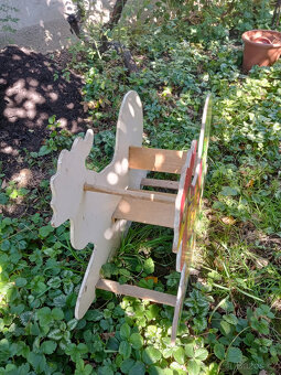 malovaný houpací kohout - 2