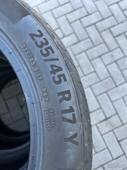 Continental 235/45 R17 - 2