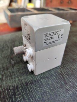 SMC Pneumatický ventil s ručním ovládáním VR51-C06B - 2