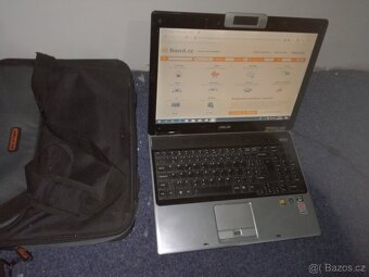 Asus notebook s 15,2" LCD displejem. Dvoujádrový procesor - 2