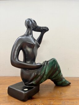 Soška - Sedící dívka s rozevlátými vlasy (Brusel 🇧🇪) - 2