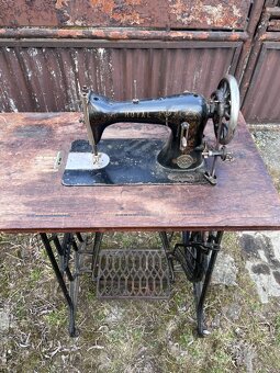 Starý šicí stroj - 2