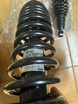 Tlumiče KYB Moto Guzzi V7 E5 - 2