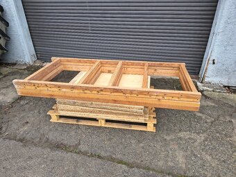 Dřevěný regál - 2