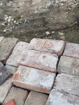 Pálené cihle se znaky - 2