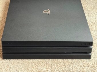PS4 Pro 1TB + 2 ovladače - 2