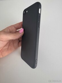 NOVÝ Kryt na mobil Apple SE černý - 2