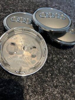 Středové krytky Audi 69mm šedé - 2