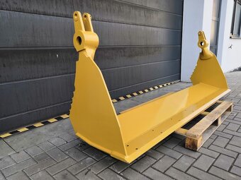 Přední část klapačky s britem na traktrorbagr CAT 432 444 - 2