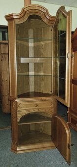 Rustikální rohová vitrína osvětlená z masivu ( Dub ) - 2