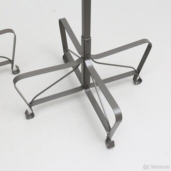 Klasický kovový věšák na kabáty - 2