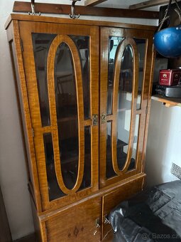 Prosklená vitrína/ skříň - 2