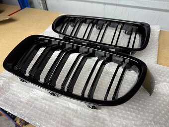 BMW F30/F31 ledviny/mřížky černý lesk - 2