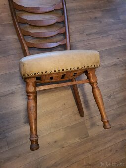 Staré repasované židle. - 2