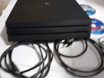 Sony Playstation 4 PRO - HDD 1TB + příslušenství - 2