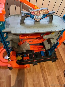 Hot wheels garáž se smyčkou - 2
