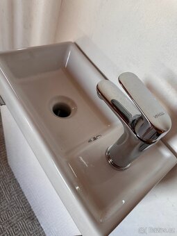 Umyvadlová skříňka a umyvadlo s baterií - 2