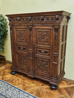 Vlámská renesanční skříň z dubu s bohatou řezbou - 2