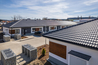 Atraktivní řadový dům 104 m2 s parkovacími místy - 2