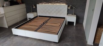 Manželská postel 200 x 180 s lamel. rošty a nočními stolky - 2