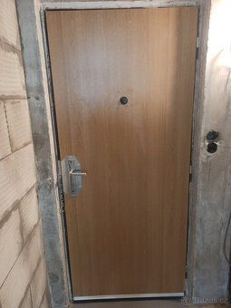 Vstupní dveře do panelového bytu - 2