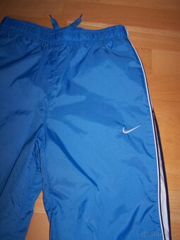 KRÁSNÉ SPORTOVNÍ KALHOTY zn. NIKE 10-12 - 2